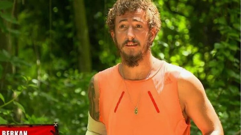 Survivor'ın eski yarışmacısı Berkan Karabulut'tan romantik teklif! Sevgilisine Paris sokaklarında evlenme teklifi etti - Resim: 1