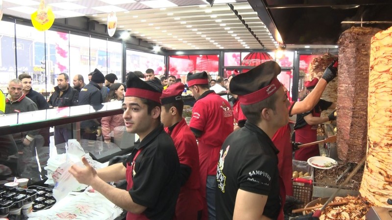 Ankara'da izdiham! 1 ton döner 3 saatte kapış kapış nasıl satılır?: 'Bedava olsa bu kadar ilgi çekmezdi' - Resim: 1