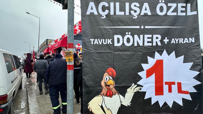 Ankara'da izdiham! 1 ton döner 3 saatte kapış kapış nasıl satılır?: 'Bedava olsa bu kadar ilgi çekmezdi' - Resim: 4