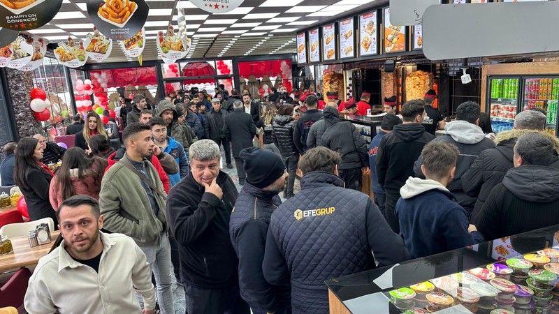 Ankara'da izdiham! 1 ton döner 3 saatte kapış kapış nasıl satılır?: 'Bedava olsa bu kadar ilgi çekmezdi' - Resim: 3