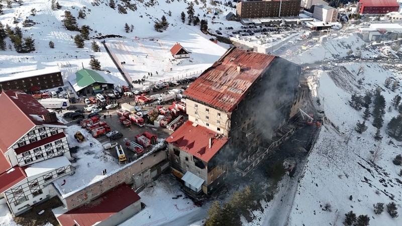 Günün en acı görüntüsü: 66 kişinin ölmesi kayak keyfine engel olmadı - Resim: 1