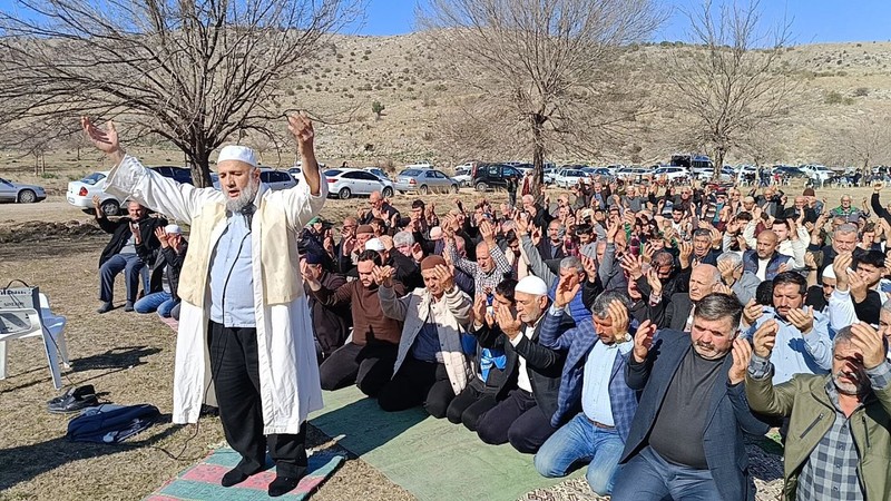Çukurova'da 10'larca çiftçi bir araya geldi. Ellerini semaya açan çiftçiler, tek bir şey için dua etti - Resim: 2