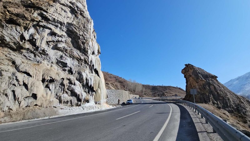 Hava sıcaklığının -15 dereceye düştüğü Bitlis'in simgelerinden biri buzla kaplandı. Geçerken onu gören fotoğraf çektirmeden gitmiyor - Resim: 3