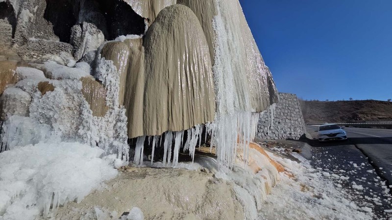 Hava sıcaklığının -15 dereceye düştüğü Bitlis'in simgelerinden biri buzla kaplandı. Geçerken onu gören fotoğraf çektirmeden gitmiyor - Resim: 7