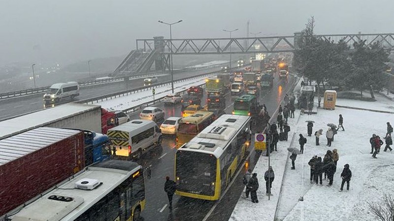 İstanbul beyaza büründü! Görüntüler güzel ama trafik dondu! - Resim: 7