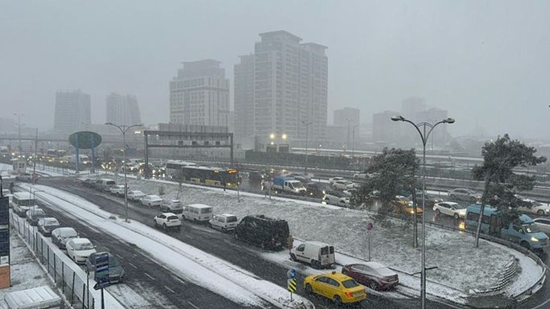 İstanbul beyaza büründü! Görüntüler güzel ama trafik dondu! - Resim: 2