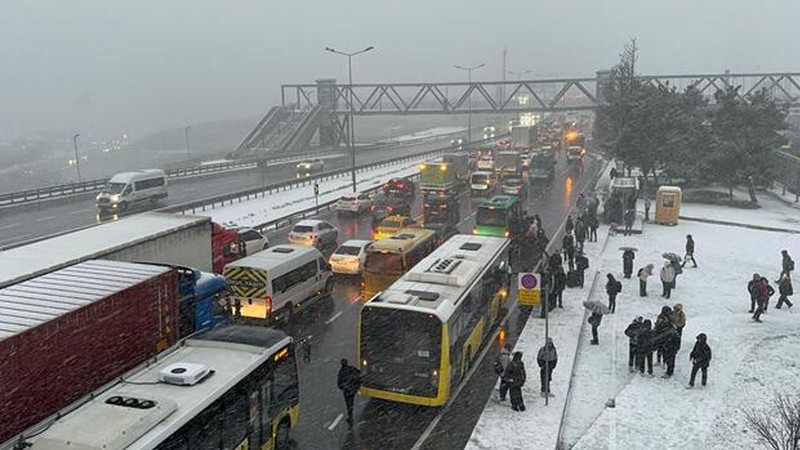 İstanbul beyaza büründü! Görüntüler güzel ama trafik dondu! - Resim: 1