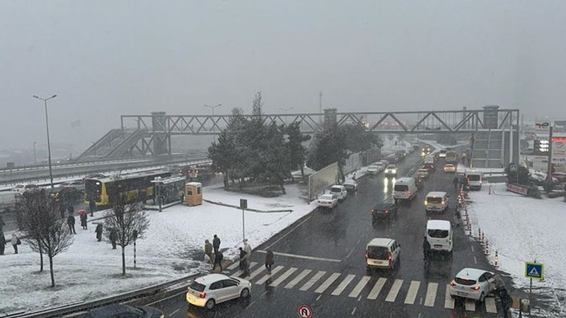 İstanbul beyaza büründü! Görüntüler güzel ama trafik dondu! - Resim: 3