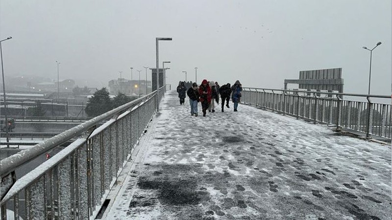 İstanbul beyaza büründü! Görüntüler güzel ama trafik dondu! - Resim: 4