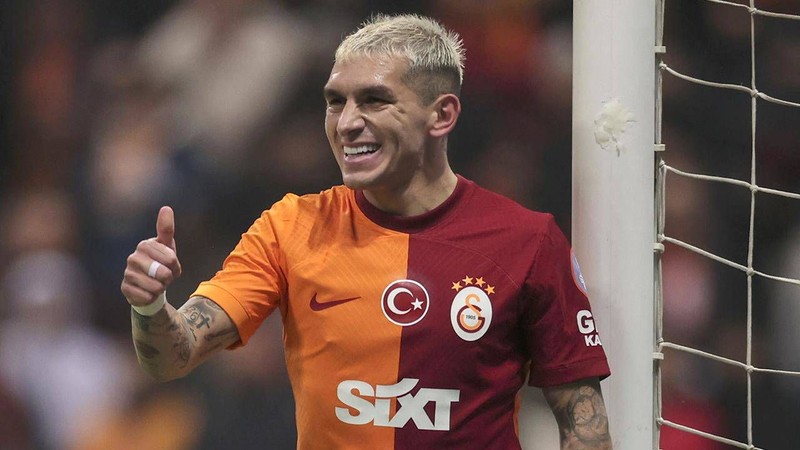 Galatasaraylı Lucas Torreira'nın doğum gününe damga vuran olay! Dries Mertens'e şaşırtan öpücük hamlesi - Resim: 1