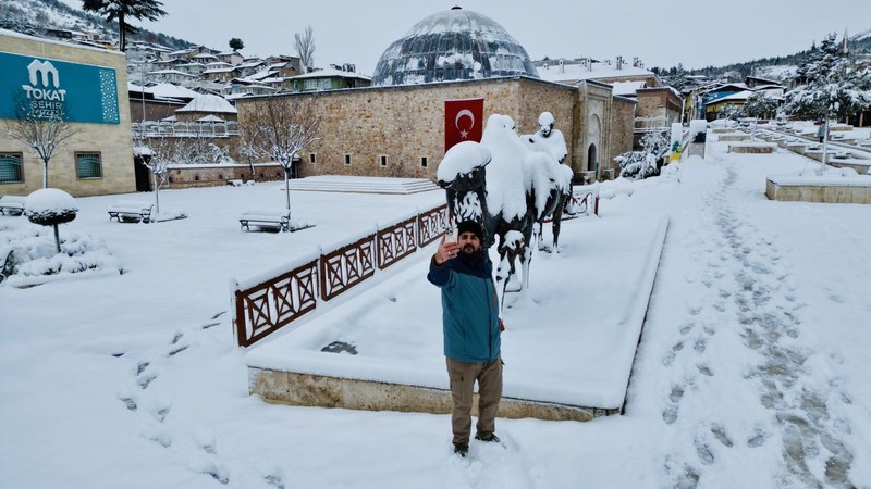 Tokat beyaz gelinliğini giydi, cadde ve sokaklarda ortaya çıkan bir görüntü izleyenleri hayrete düşürdü - Resim: 1