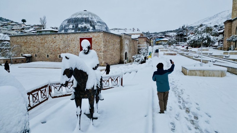 Tokat beyaz gelinliğini giydi, cadde ve sokaklarda ortaya çıkan bir görüntü izleyenleri hayrete düşürdü - Resim: 3