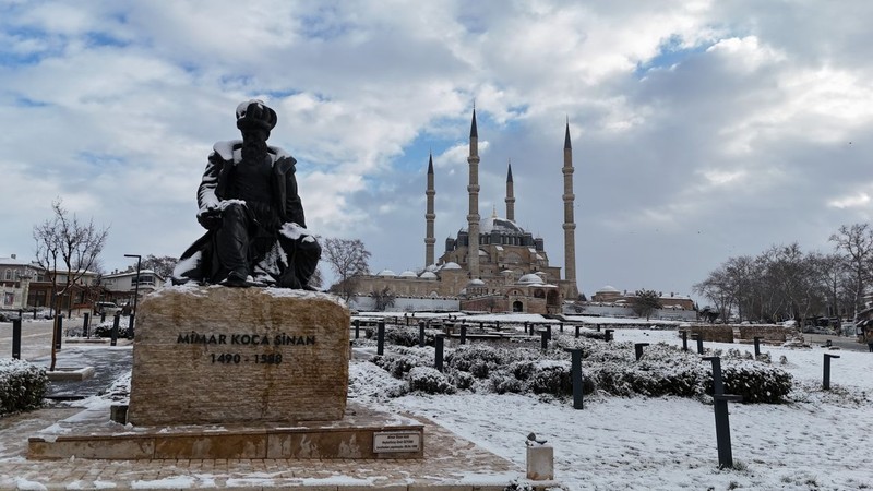 Edirne'de kar yağışı etkili oldu. Selimiye Camii karla kaplandı. O anlar havadan görüntülendi - Resim: 1