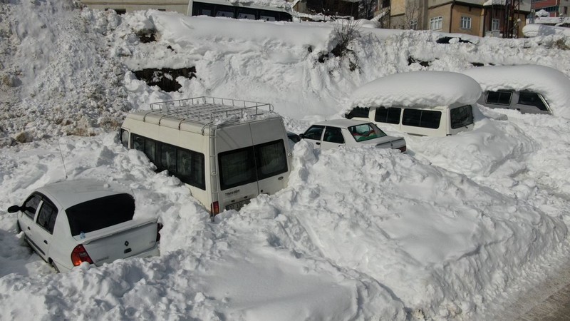 Kastamonu'da kar kalınlığı 2 metreyi aştı... Adeta hayat durdu... Sokağa çıkanlar 2 metrelik manzarayı gördü - Resim: 4