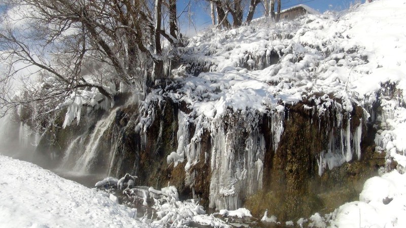 Bitlis'te hava sıcaklığı -20'ye kadar düştü! Tatvan ilçesinde bulunan ve soğuk hava nedeniyle donan Arpet Şelalesi'nin görüntüsü nefes kesti - Resim: 1