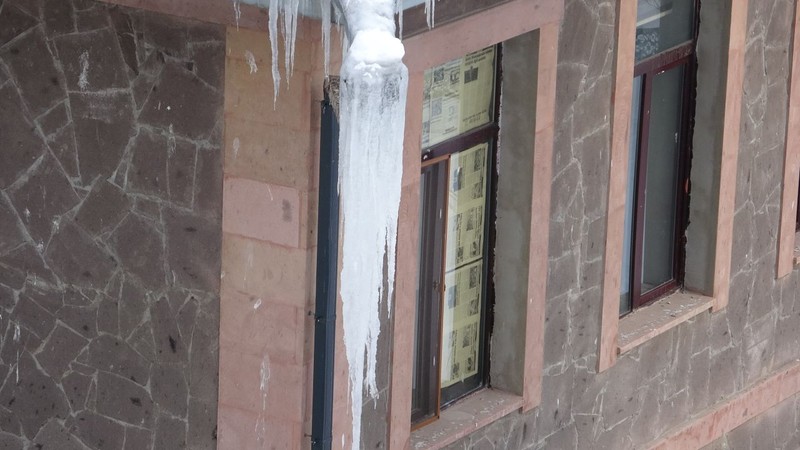Ardahan'da -24 dereceye kadar inen Göle ilçesinde buz gibi havada yaşanan olayı fark eden vatandaşlar dehşete düştü - Resim: 3