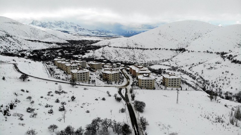 Hava sıcaklığının düştüğü Erzincan'da etkili oldu. Doğal güzelliğiyle öne çıkan bölge, yeniden beyaz gelinliğini giydi - Resim: 4