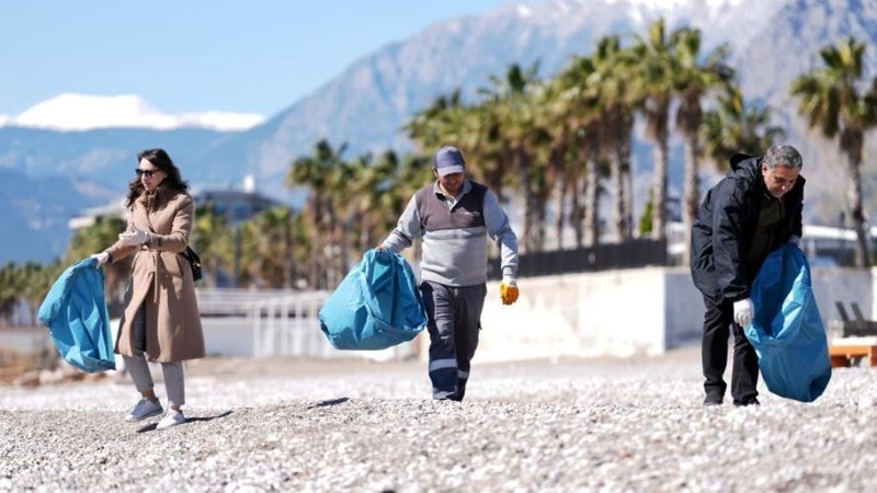 Antalya'da 100'lercesi teker teker poşetlere yerleştirildikten sonra 100'lercesi aynı yere gönderilecek. Büyük temizlik yapıldı - Resim: 4