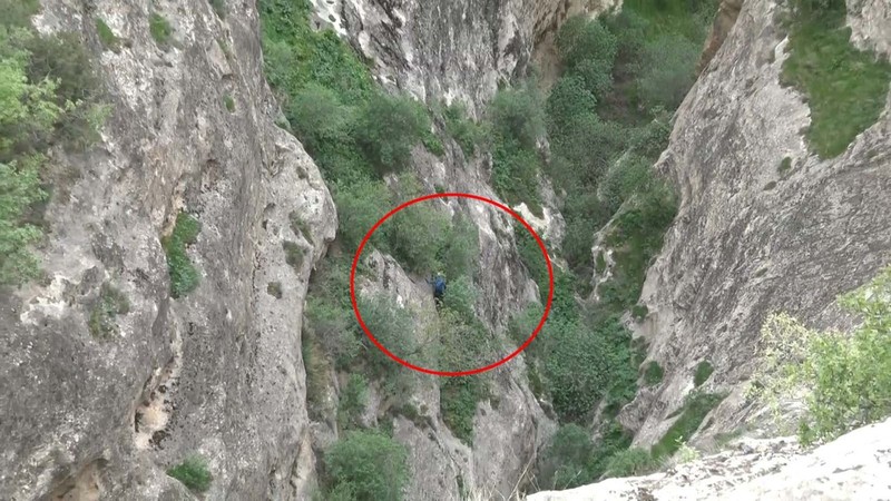 Batman'da doğada tam 400 metre aşağıya halatla indi... 400 metre indiği yerden aldığı şeye şaşıracaksınız - Resim: 1