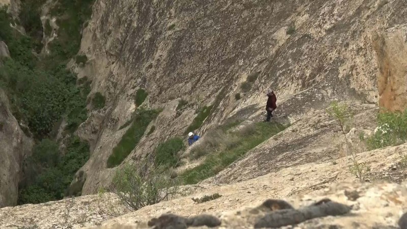 Batman'da doğada tam 400 metre aşağıya halatla indi... 400 metre indiği yerden aldığı şeye şaşıracaksınız - Resim: 5