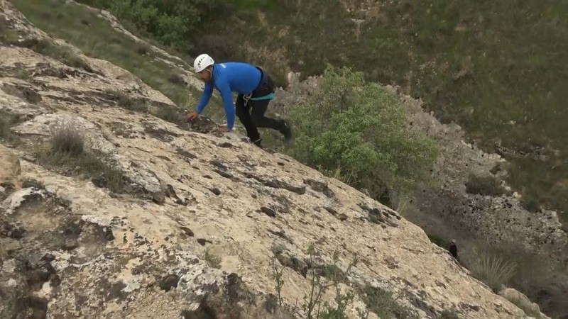 Batman'da doğada tam 400 metre aşağıya halatla indi... 400 metre indiği yerden aldığı şeye şaşıracaksınız - Resim: 3