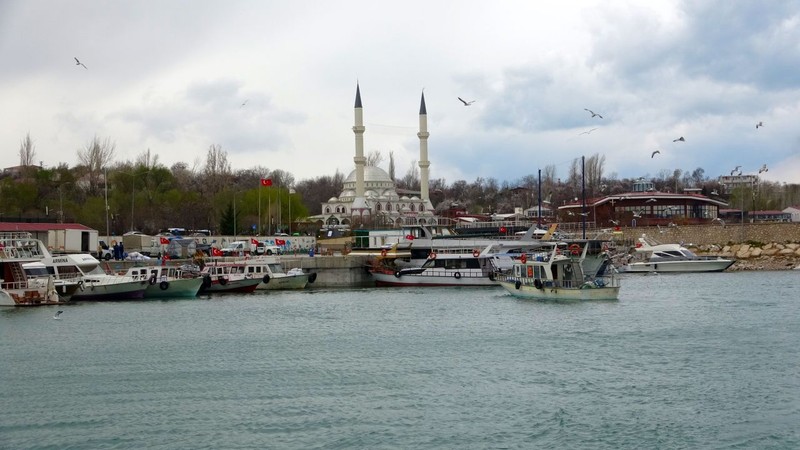 Van Gölü Havzası'nda balıkçılar, son kez ağ attı. 15 Temmuz'a kadar yasak, 7 gün 24 saat nöbet tutuyorlar - Resim: 4