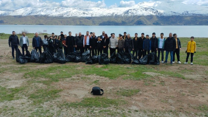 Elazığ’da 1000'lercesi doğada teker teker toplanarak siyah poşetlerin içerisine yerleştirildi. 1000'lercesi aynı  yere gidecek - Resim: 1