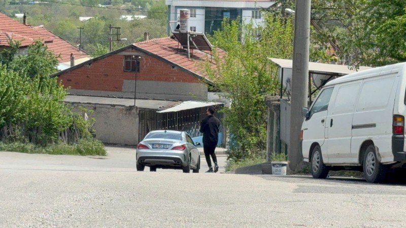 Karabük’te yolda ilerlediği sırada önünde 1 tanesini gördü. O hayvanı fark etmesinin ardından aracından atlayıp tek 1 hareket yaptı - Resim: 1
