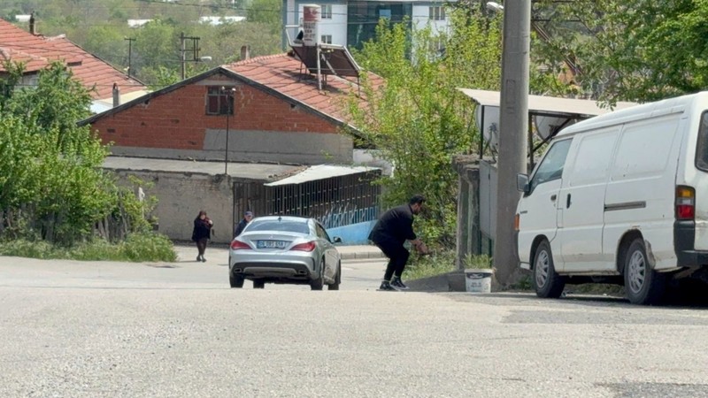 Karabük’te yolda ilerlediği sırada önünde 1 tanesini gördü. O hayvanı fark etmesinin ardından aracından atlayıp tek 1 hareket yaptı - Resim: 2