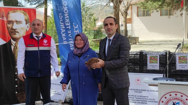 Çorum'da 140.000 tanesi teker teker dağıtıldı... Yakın bir tarihte 140.000 tanesi Çorum'dan tüm Türkiye'ye hepimize gelecek - Resim: 3