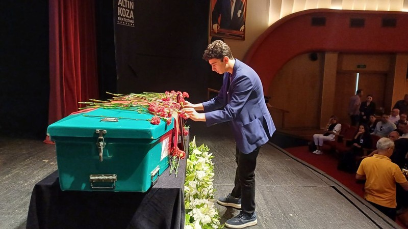 Yeşilçam'ın usta yönetmeni Ali Özgentürk'e acı veda! Kızının sözleri yürek sızlattı - Resim: 5