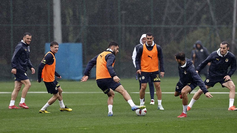 Yeni sezonda onlara yer yok! Fenerbahçe’den ayrılacak 3 futbolcu belli oldu! Kesin olarak yollar ayrılacak! - Resim: 1