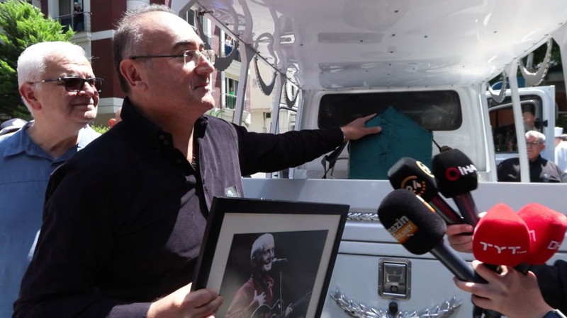 Usta sanatçı İlhan Şeşen'e acı veda! Cenazesi arızalanan asansörde kaldı, yeğeninin sözleri yürek burktu! "Yakında görüşürüz" - Resim: 11