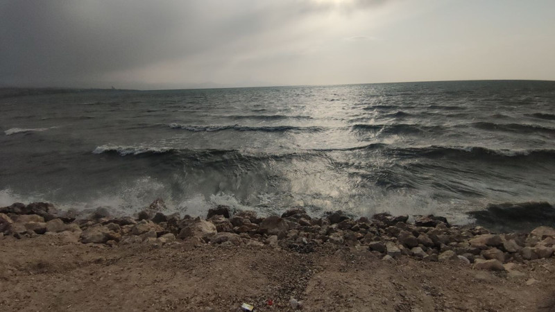 Şiddetli rüzgar, Van Gölü'nde dalgaların sahil şeridini dövmesine neden oldu - Resim: 1