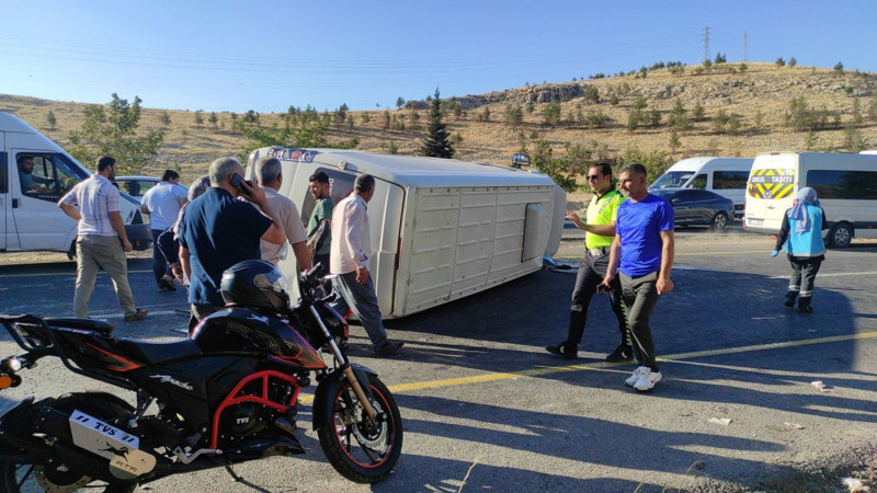 Şanlıurfa'da feci kaza! İşçi servisi ile otomobil çarpıştı: Çok sayıda yaralı var - Resim: 3
