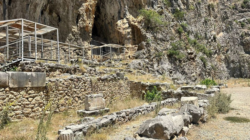 Isparta Aksu’daki Zindan Mağarası, tarihi köprü, mozaikler ve serin suyla ziyaretçileri cezbediyor - Resim: 12
