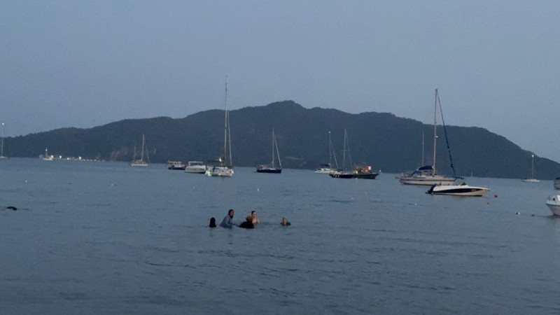 Muğla Marmaris’te sıcak havadan bunalan tatilciler akşam saatlerinde de denize giriyor - Resim: 3