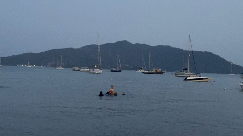 Muğla Marmaris’te sıcak havadan bunalan tatilciler akşam saatlerinde de denize giriyor - Resim: 1