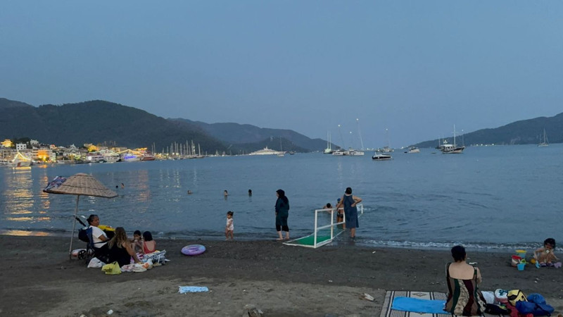 Muğla Marmaris’te sıcak havadan bunalan tatilciler akşam saatlerinde de denize giriyor - Resim: 2
