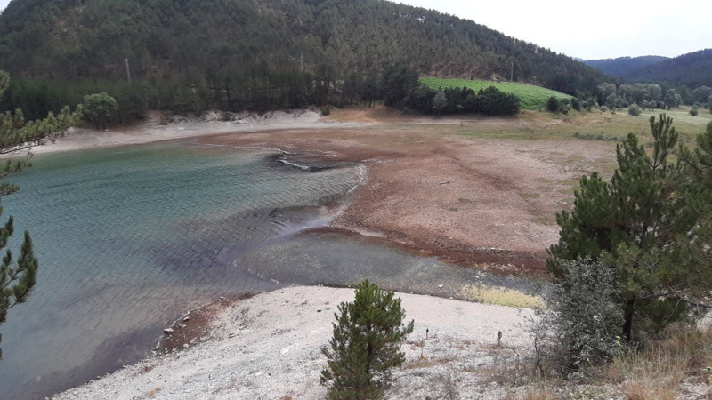 Bolu’daki Sünnet Gölü’nde su seviyesi 10 metreye yakın düştü, kıyıdan metrelerce çekildi - Resim: 5