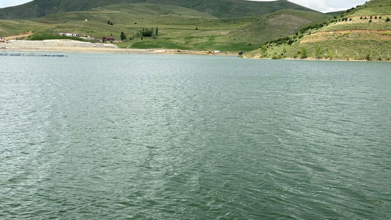 Bayburt’ta kuraklık Gökçedere Göleti’ni vurdu, kıyılar çekildi - Resim: 1