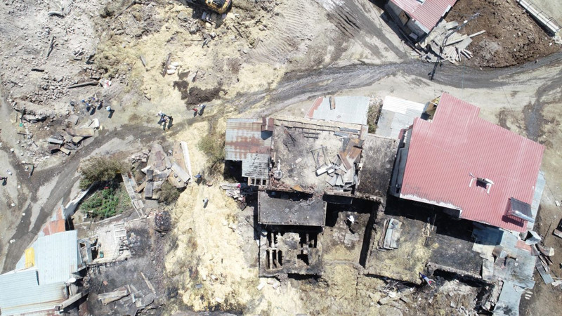 Bir haftada 3 yangının çıktığı mahalle küle döndü! İşin içinden çıkamadılar - Resim: 1