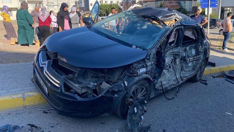 Yokuş aşağı inen iş makinesi dehşet saçtı! Ortalık savaş alanına döndü: 2'si çocuk çok sayıda yaralı - Resim: 4