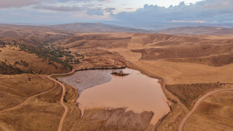 Kırıkkale’de çatlaklarla kaplanan gölet sağanakla yüzde 50’den fazla doldu, köylüler umutlandı - Resim: 1