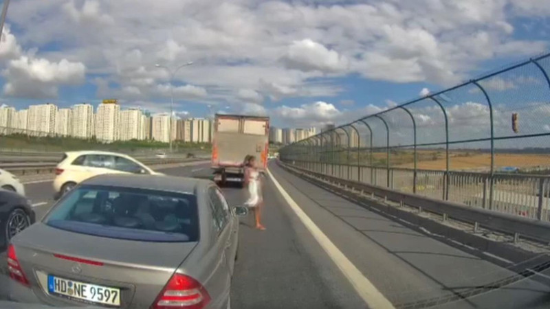 İstanbul'da feci kaza! Kediyi kurtarmaya çalıştı! Otomobil çarptı - Resim: 1