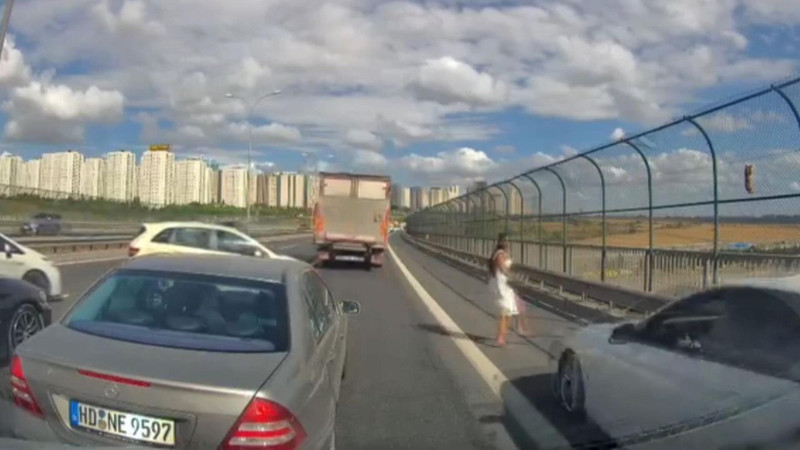 İstanbul'da feci kaza! Kediyi kurtarmaya çalıştı! Otomobil çarptı - Resim: 2