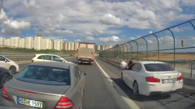 İstanbul'da feci kaza! Kediyi kurtarmaya çalıştı! Otomobil çarptı - Resim: 4