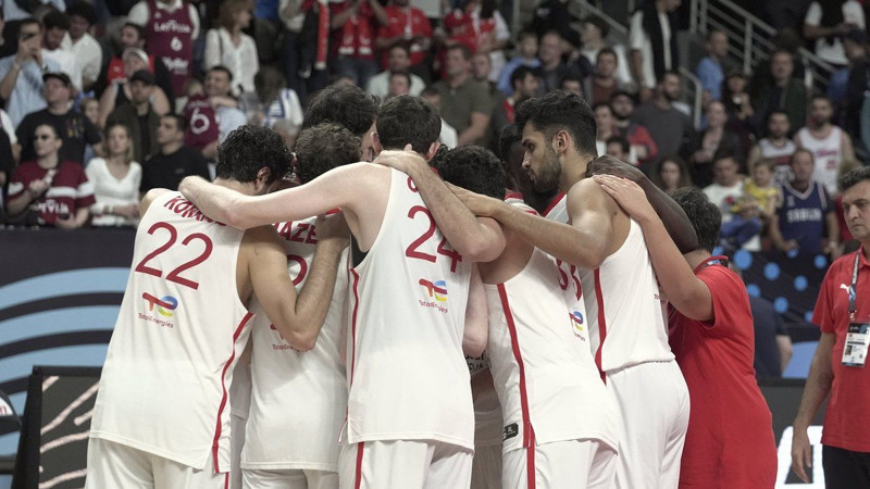 Cedi Osman ve Ebru Şahin'in duygusal anları! Maç sonunda hüngür hüngür ağladı, eşini teselli etti - Resim: 1