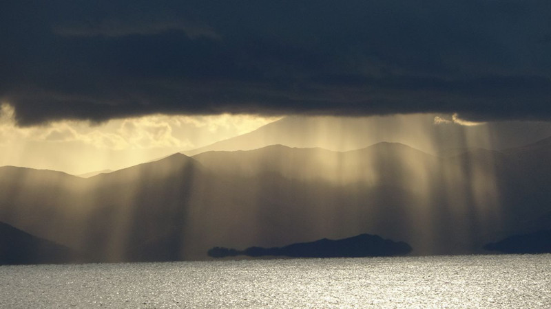 Van Gölü üzerinde bulutların arasından süzülen ışık hüzmeleri görenleri mest etti - Resim: 3