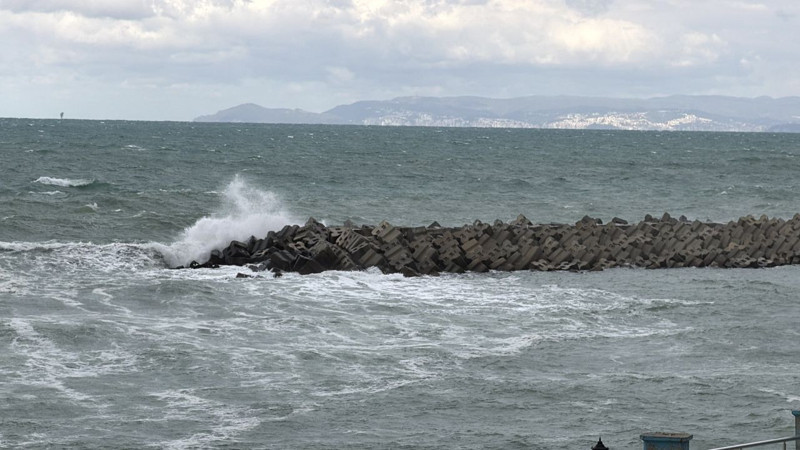 Düzce'de fırtına saatte 30 kilometreye ulaştı! Dalga boyu 5 metreyi geçti - Resim: 4